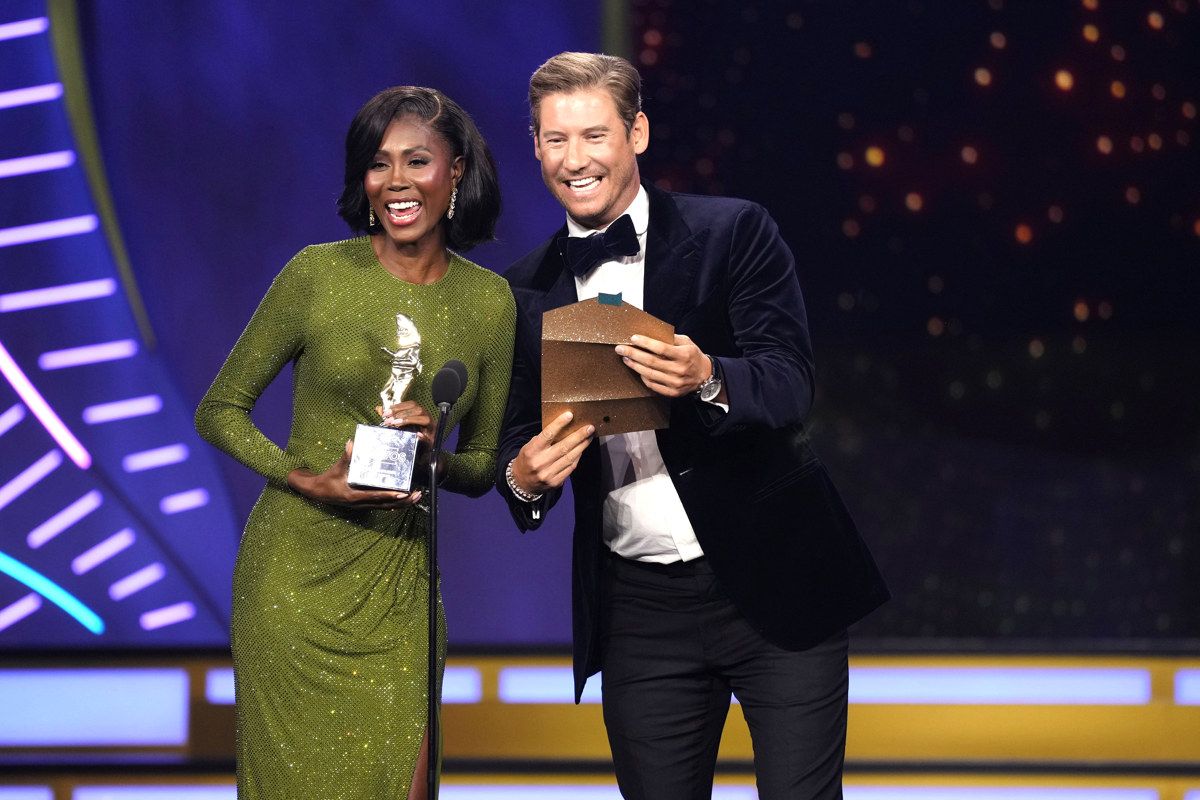 Kiki Barth presenting on stage at a Bravo event